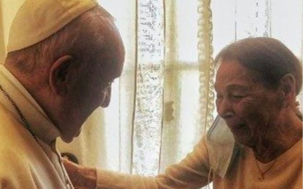 L'incroyable visite du pape François à une rescapée d'Auschwitz