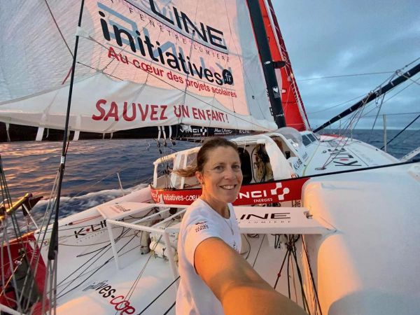 Voile : Samantha Davies vient de boucler son tour du monde hors course