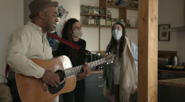 Coronavirus à Toulouse : Delivreznoo, l'art de livrer des chansons (et leur interprète) à domicile