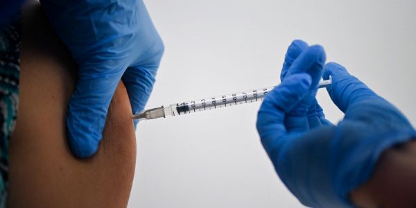 Couverture vaccinale contre le Covid-19 : la France est-elle vraiment en avance sur ses voisins en Europe ?
