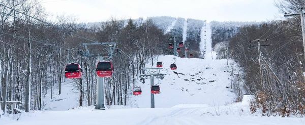 Mont-Sainte-Anne: un skieur inconscient après un accident