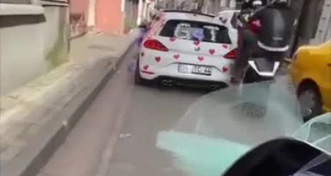Régis fait une roue arrière dans une petite rue étroite