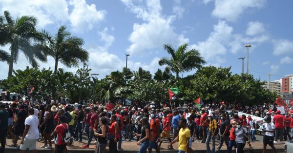 Chlordécone: des milliers de manifestants en Martinique réclament un procès