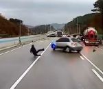Un homme évite plusieurs voitures incontrôlables sur une autoroute verglacée (Corée du Sud)