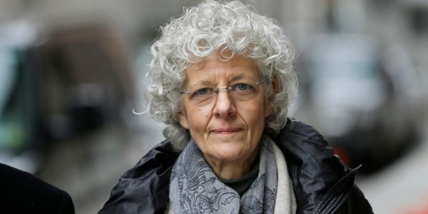La galeriste naïve et le faussaire surdoué, dans « Histoire de faussaires : un chef-d'œuvre d'arnaque » sur Netflix