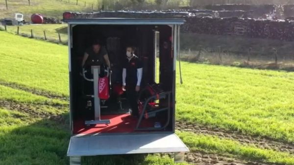 Les salles de sport étant fermées, ce coach a créé un "fit truck" parcourant les villages
