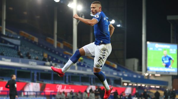 Everton se replace dans la course à la LdC