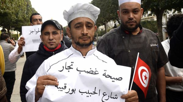 عمال المقاهي والمطاعم: ''أرزاقنا تقطعت وتخنقنا بالحواجز والاحتجاجات''(صور)