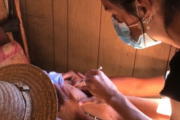 Covid-19 : pourquoi la campagne de vaccination démarre si lentement à La Réunion ?