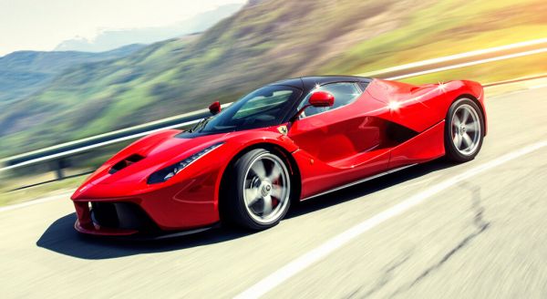 Cette Ferrari LaFerrari est intégralement faite en neige !