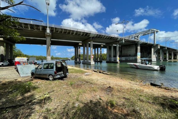 INSOLITE : une voiture a été retrouvée immergée dans la Rivière Salée