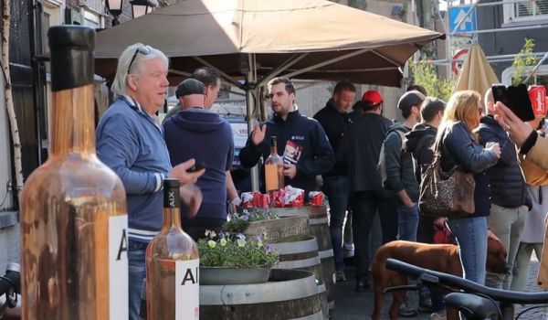 Pays-Bas – Rassemblement bière à la main et sans masques pour la réouverture des terrasses