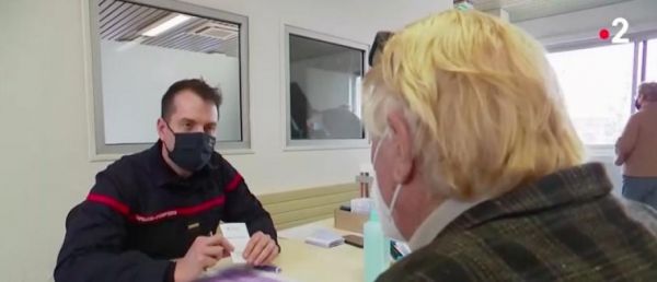Coronavirus - Dans un centre de vaccination de Melun, les pompiers apportent leur aide au quotidien: "On s'occupe de toute la partie post-vaccination" - VIDEO