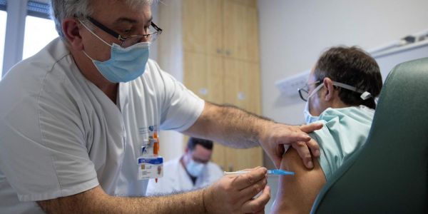 Covid-19 : l'Elysée réfléchit à une vaccination obligatoire des soignants