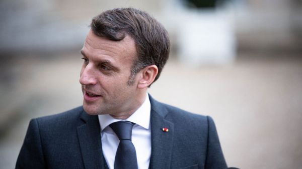 Covid-19 : "Vous êtes gentils, mais tant que vous avez des vaccins dans les frigos, je ne reconfinerai pas les gens", déclare Emmanuel Macron
