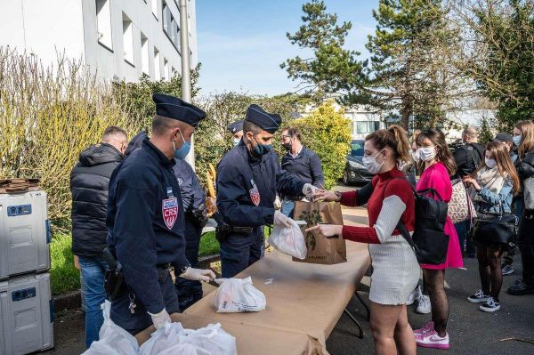 À La Rochelle, les CRS tendent la main aux étudiants et servent des repas chauds