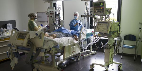 Covid-19 : 87.835 morts, le nombre de malades en réanimation reste stable