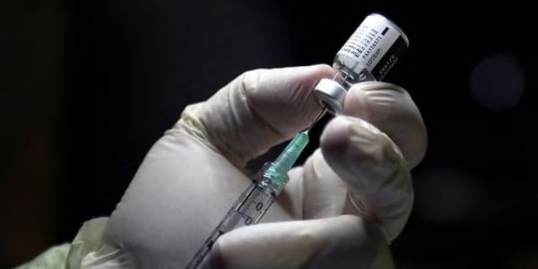 Dictature sanitaire en marche : Macron songerait à rendre obligatoire la vaccination du personnel hospitalier