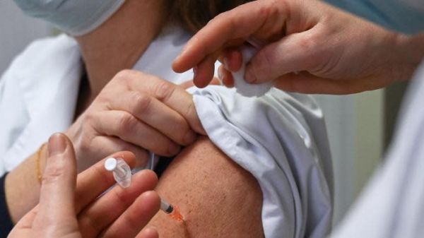 Vaccination des soignants : "Il y a parfois un sentiment complètement erroné qu'on puisse passer entre les gouttes", affirme le président de la Fédération nationale des infirmiers