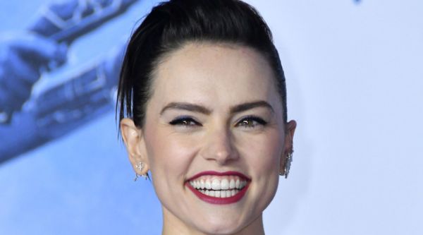 Daisy Ridley a fait croire à ses camarades de classe qu'elle jouait dans « Harry Potter »... Alec et Hilaria Baldwin remercient leur mère porteuse...