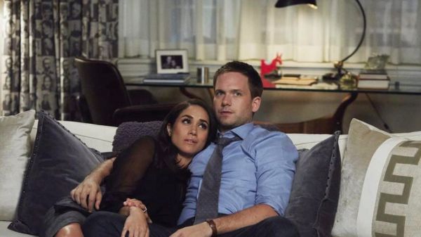 Patrick J. Adams, le mari de Meghan dans "Suits", dénonce l'attitude "obscène" de Buckingham