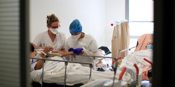 Covid-19 : « A court terme, l'effet positif des vaccins risque de ne pas suffire pour compenser l'impact délétère des variants »