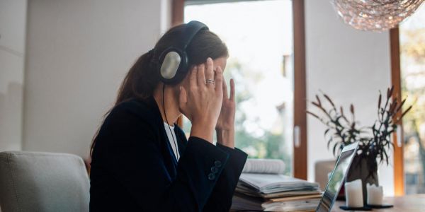 Covid-19 : « Avec le télétravail, nous condamnons les jeunes recrutés à être des salariés de "troisième classe” »