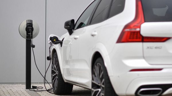 VIDÉO - Pourquoi l'essor des voitures électriques menace l'avenir des garagistes