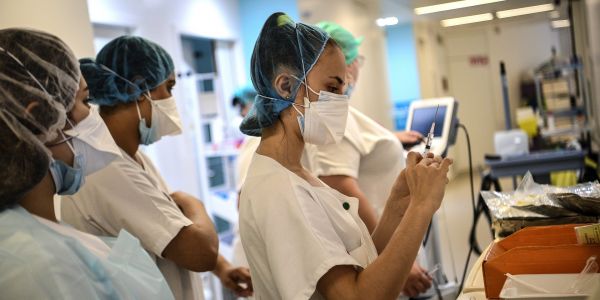 Agacés par la lettre de Véran, des soignants veulent "un vaccin plus efficace" qu'AstraZeneca