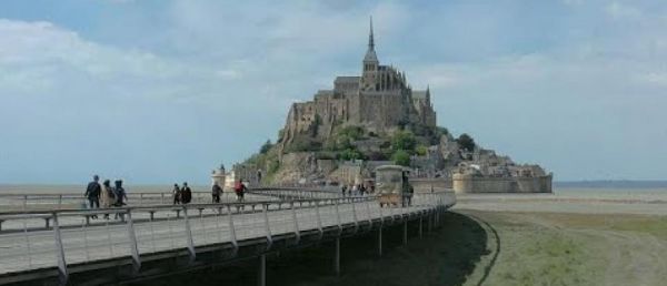 Quatre jeunes âgés d'une vingtaine d'années convoqués devant la justice pour avoir escaladé les toits de l'abbaye du Mont-Saint-Michel en travaux alors que des drones filmaient ces scènes
