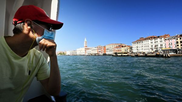 Malgré la pandémie, des Français partent en vacances en Italie pour retrouver "un semblant de vie normale"
