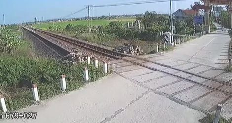 Un motard tombe sur un passage à niveau