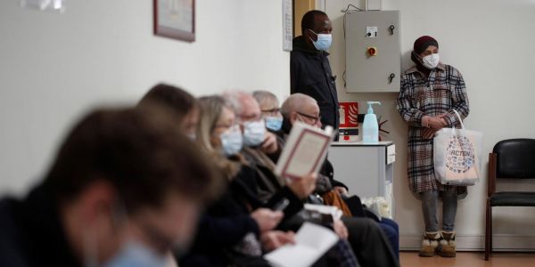 Vaccins AstraZeneca : tollé chez les médecins après l'annonce d'un arrêt des livraisons