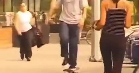 Une femme donne tout pour arrêter un skateur