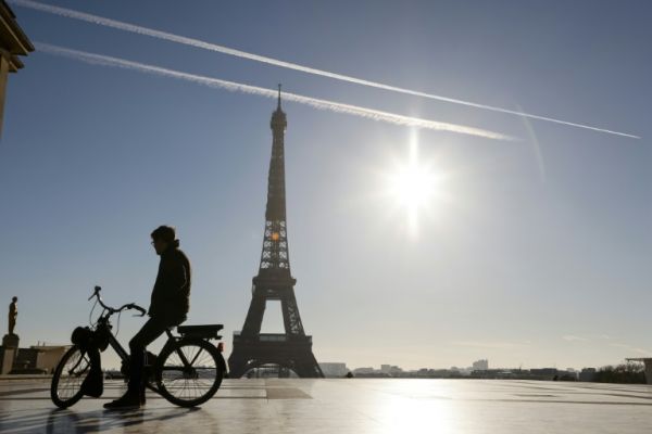 Tour Eiffel: La campagne de peinture suspendue à cause du plomb
