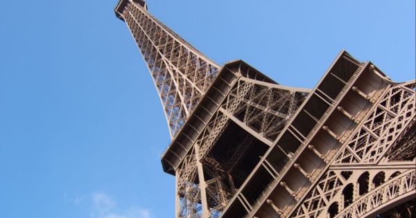 Tour Eiffel : un risque de contamination au plomb retarde son changement de couleur