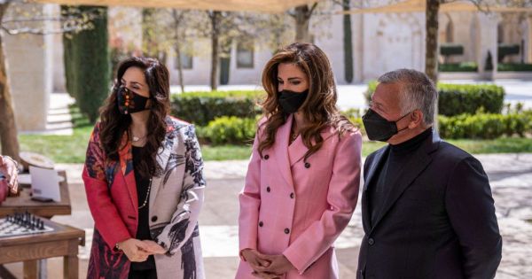 Rania de Jordanie délicieuse en tailleur rose : rare sortie de la reine avec Abdullah II