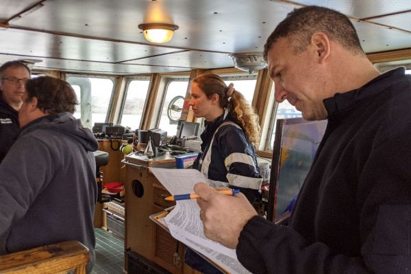 Le service des  Affaires Maritimes contrôle les navires de pêche au crabe des neiges avant qu'ils ne prennent la mer