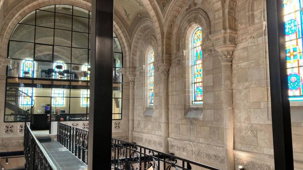 "Inspirant, apaisant" : quand des lieux de culte sont vendus et convertis en espaces de coworking, hôtels ou autres
