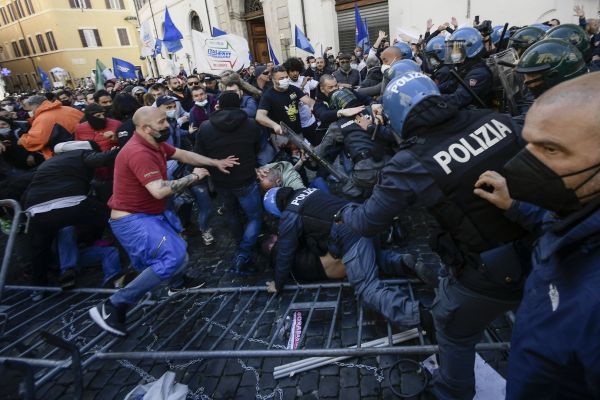 Italie : heurts entre restaurateurs et forces de l'ordre lors d'une manifestation anti-confinement