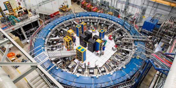 La physique polarisée par les rotations d'une particule