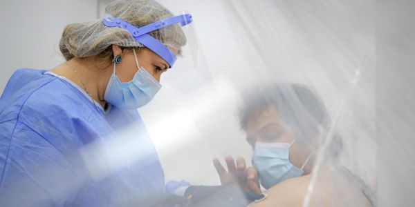 AstraZeneca : l'Agence européenne des médicaments reconnaît un lien entre le vaccin et des cas « très rares » de thromboses