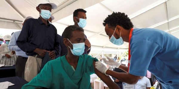Covid-19 : la dépendance de l'Afrique à AstraZeneca fragilise les débuts de la vaccination