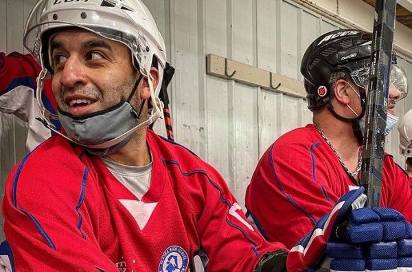 Scott Gomez pose nu (avec humour) sur Instagram