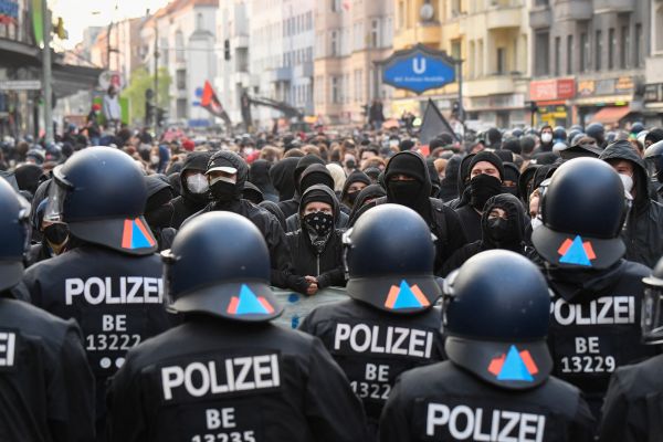 Berlin : un 1er-Mai marqué par des heurts entre manifestants et forces de l'ordre
