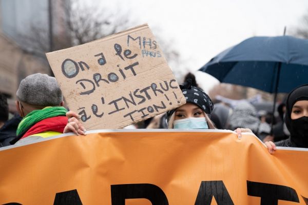 Slogans, pancarte et... mortiers d'artifice : les lycéens mobilisés réclament le contrôle continu