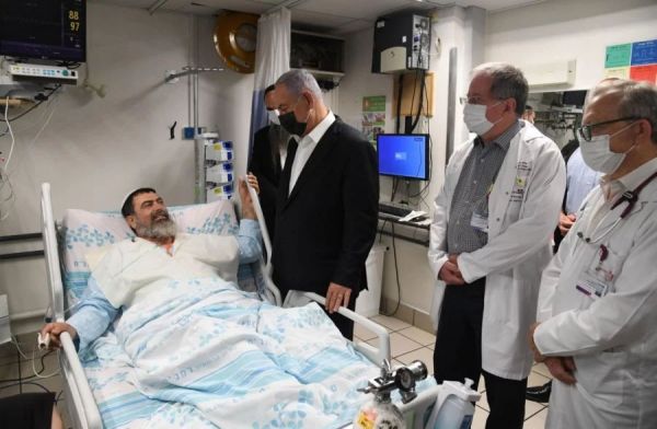 Netanyahou rend visite aux blessés de Méron hospitalisées