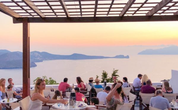 Grèce : les terrasses des bars et restaurants ont rouvert depuis lundi