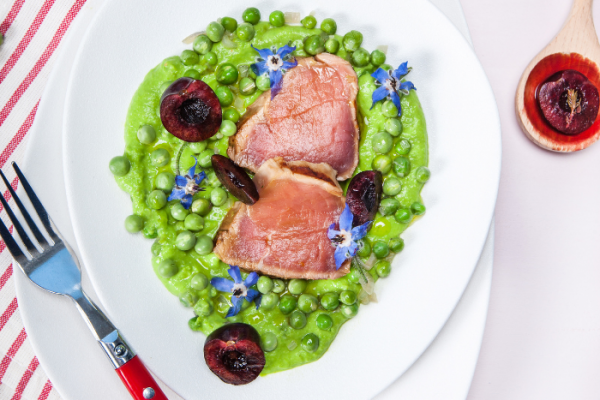Tataki de veau au crémeux de petits pois