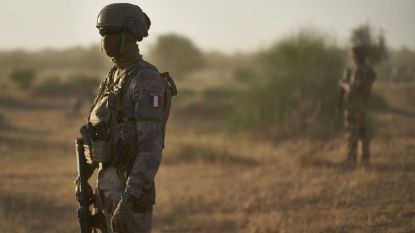 Coup d'État au Mali : Emmanuel Macron hausse le ton